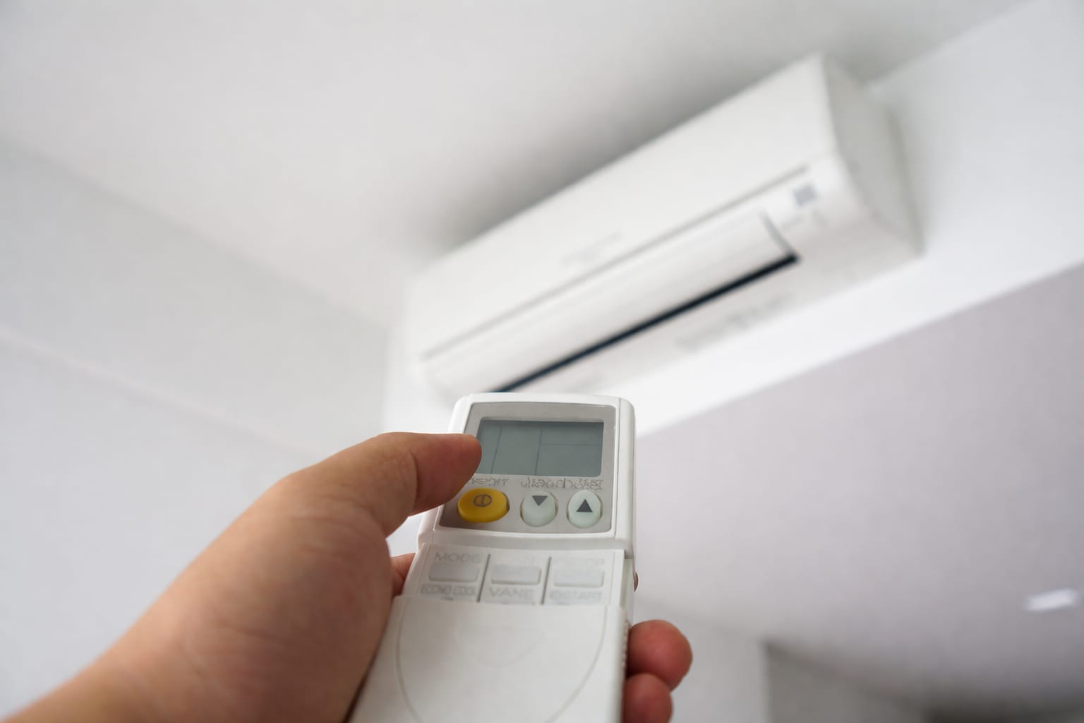 Factura la energie electrică poate crește cu peste 350 de lei în august din cauza aerului condiționat