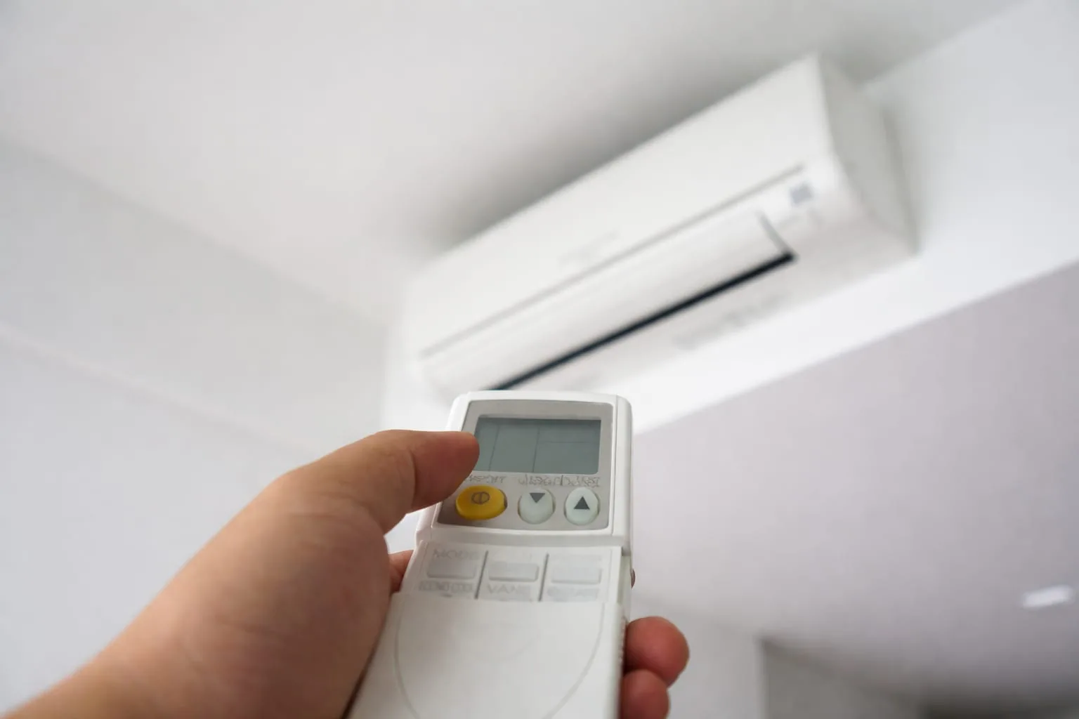 Factura la energie electrică poate crește cu peste 350 de lei în august din cauza aerului condiționat