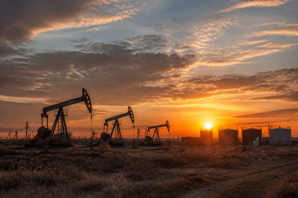 Rezervele de petrol ale României acoperă consumul pentru 90 de zile, dar prețurile la pompă continuă să crească