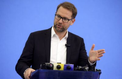 Un amendament PSD adoptat în Comisia juridică a Senatului pune în pericol mandatul primarului Dominic Fritz