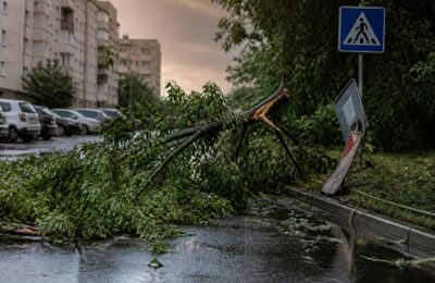 Cod portocaliu de furtuni și vânt puternic în mai multe județe din țară