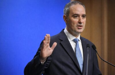 Legea blochează majorările de salarii și ajutoare sociale după ce datoria publică a atins 60,1% din PIB