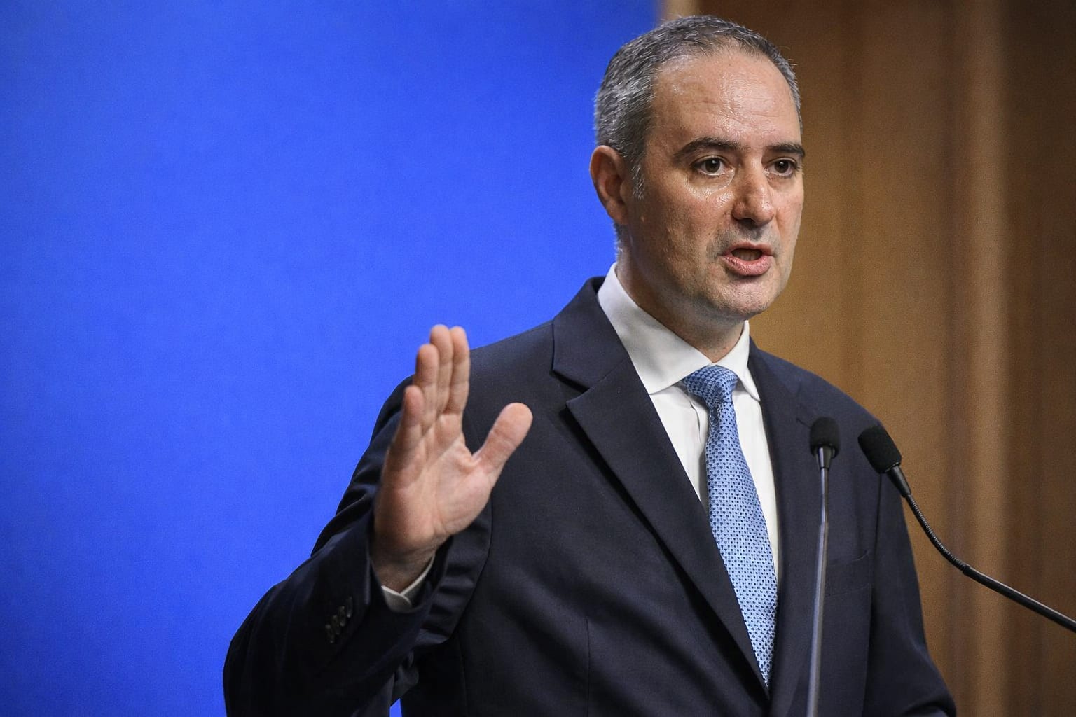 Legea blochează majorările de salarii și ajutoare sociale după ce datoria publică a atins 60,1% din PIB