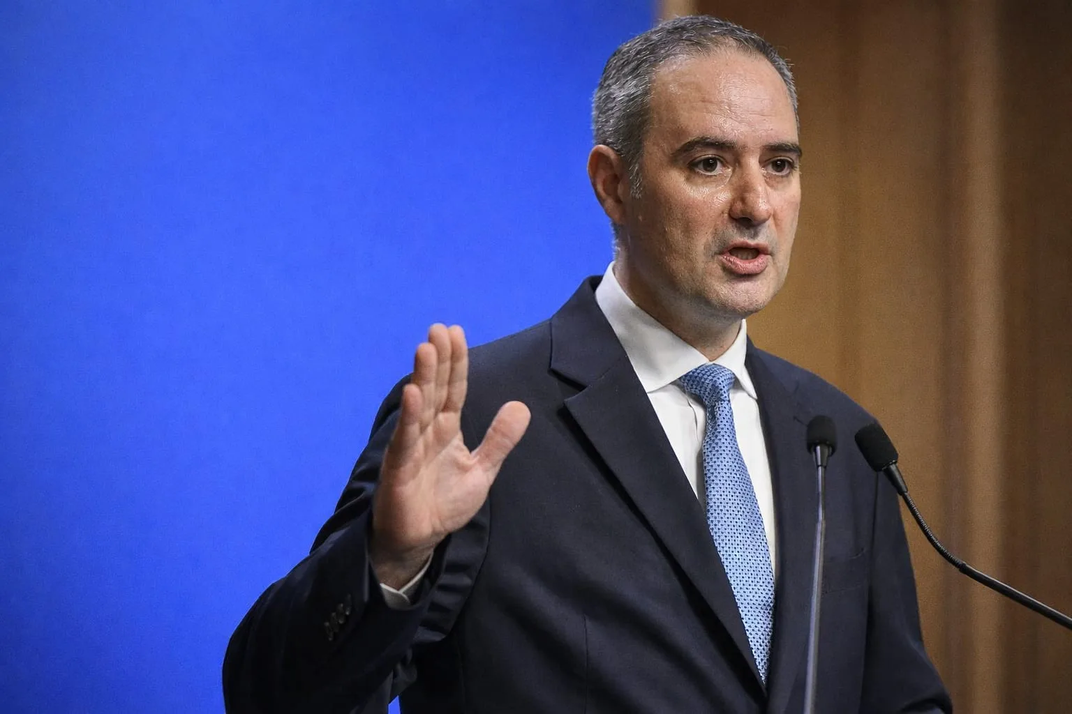 Legea blochează majorările de salarii și ajutoare sociale după ce datoria publică a atins 60,1% din PIB
