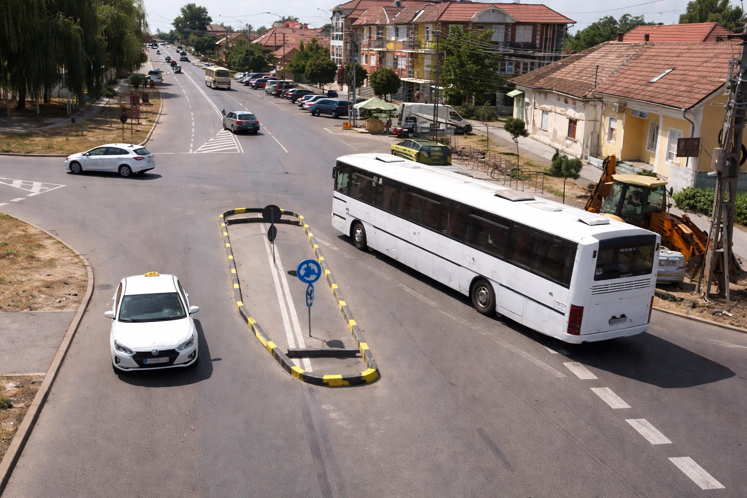 Manevre multiple pentru camioane și autobuze într-un nou sens giratoriu din Carei