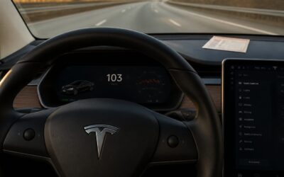 Un șofer Tesla care a dat vina pe sistemul Autopilot a fost amendat pentru viteză