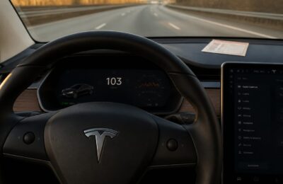 Un șofer Tesla care a dat vina pe sistemul Autopilot a fost amendat pentru viteză