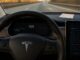 Un șofer Tesla care a dat vina pe sistemul Autopilot a fost amendat pentru viteză