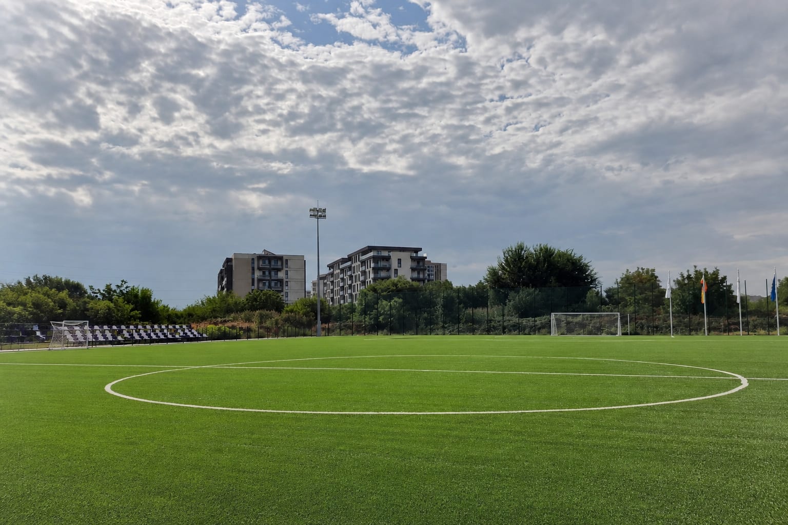 Teren de fotbal cu iarbă sintetică