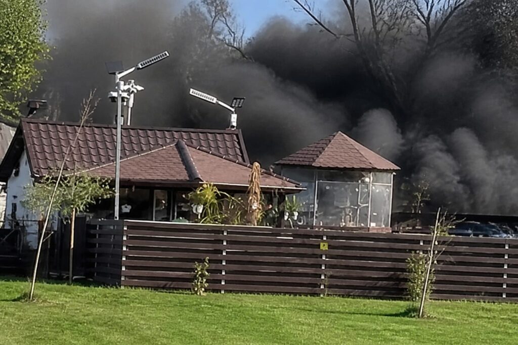 Trei autospeciale au intervenit la incendiul care a cuprins cinci mașini în Moșnița Nouă