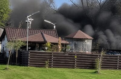 Trei autospeciale au intervenit la incendiul care a cuprins cinci mașini în Moșnița Nouă