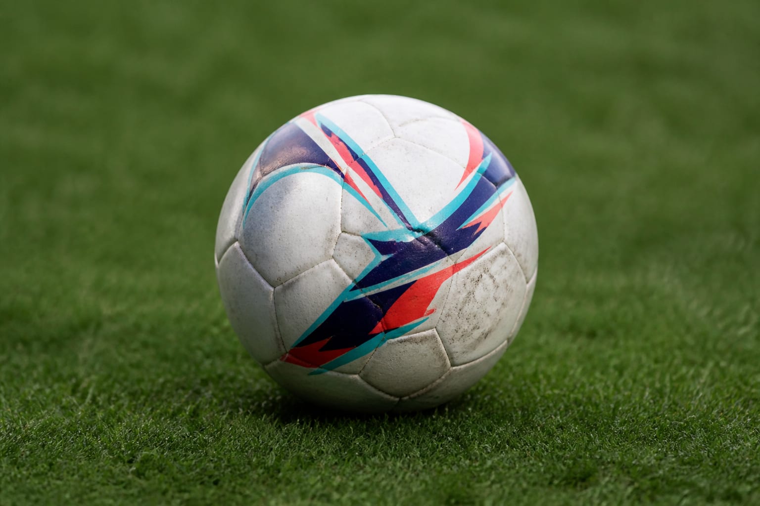 Minge de fotbal pe gazon