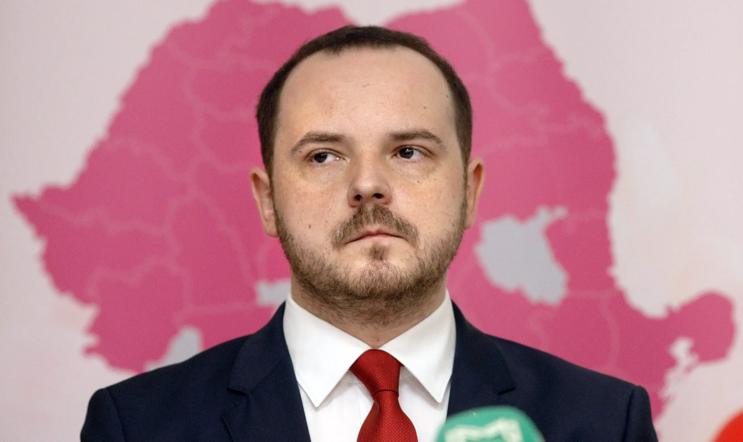 Un bărbat în costum