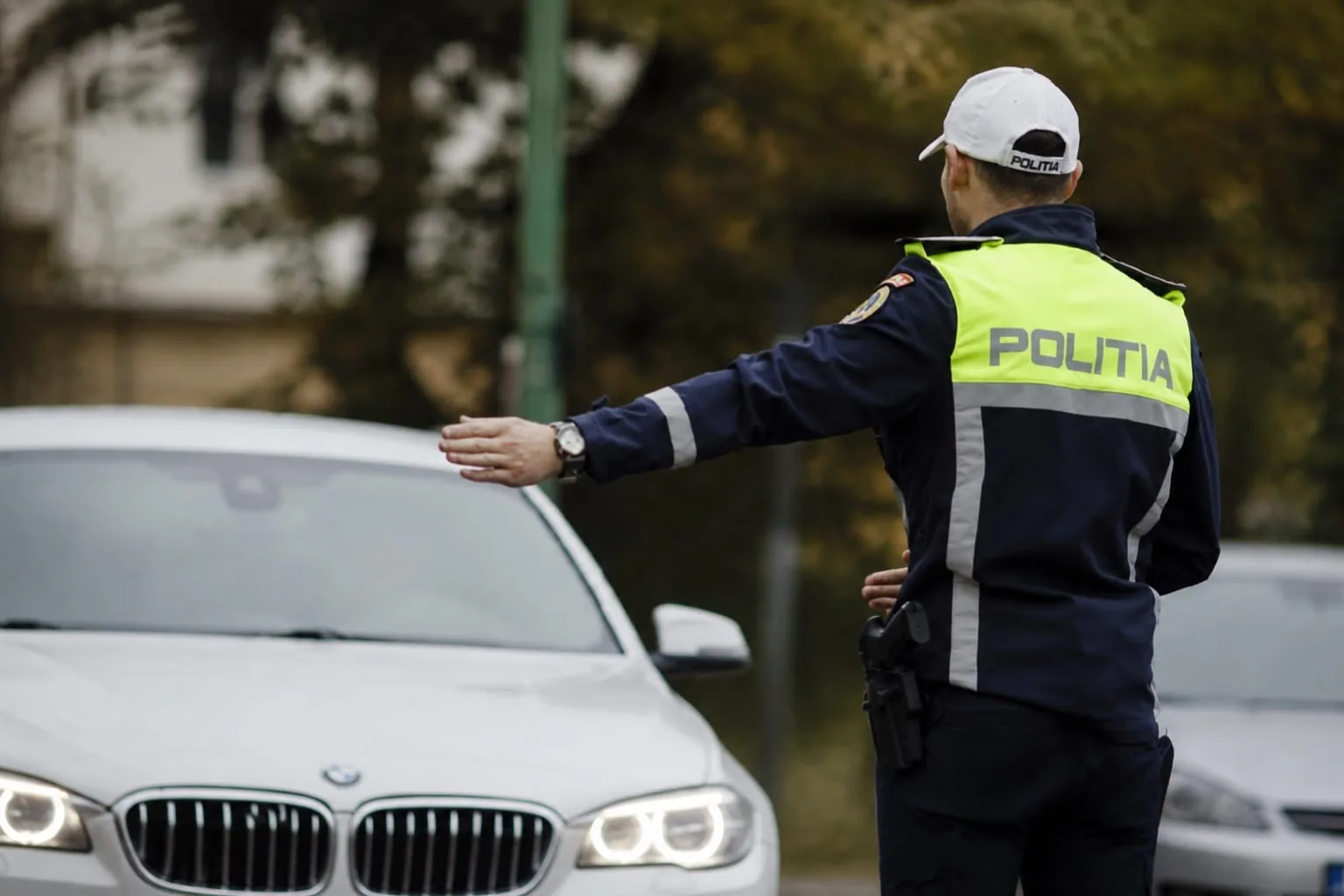 Polițist verificând un autoturism