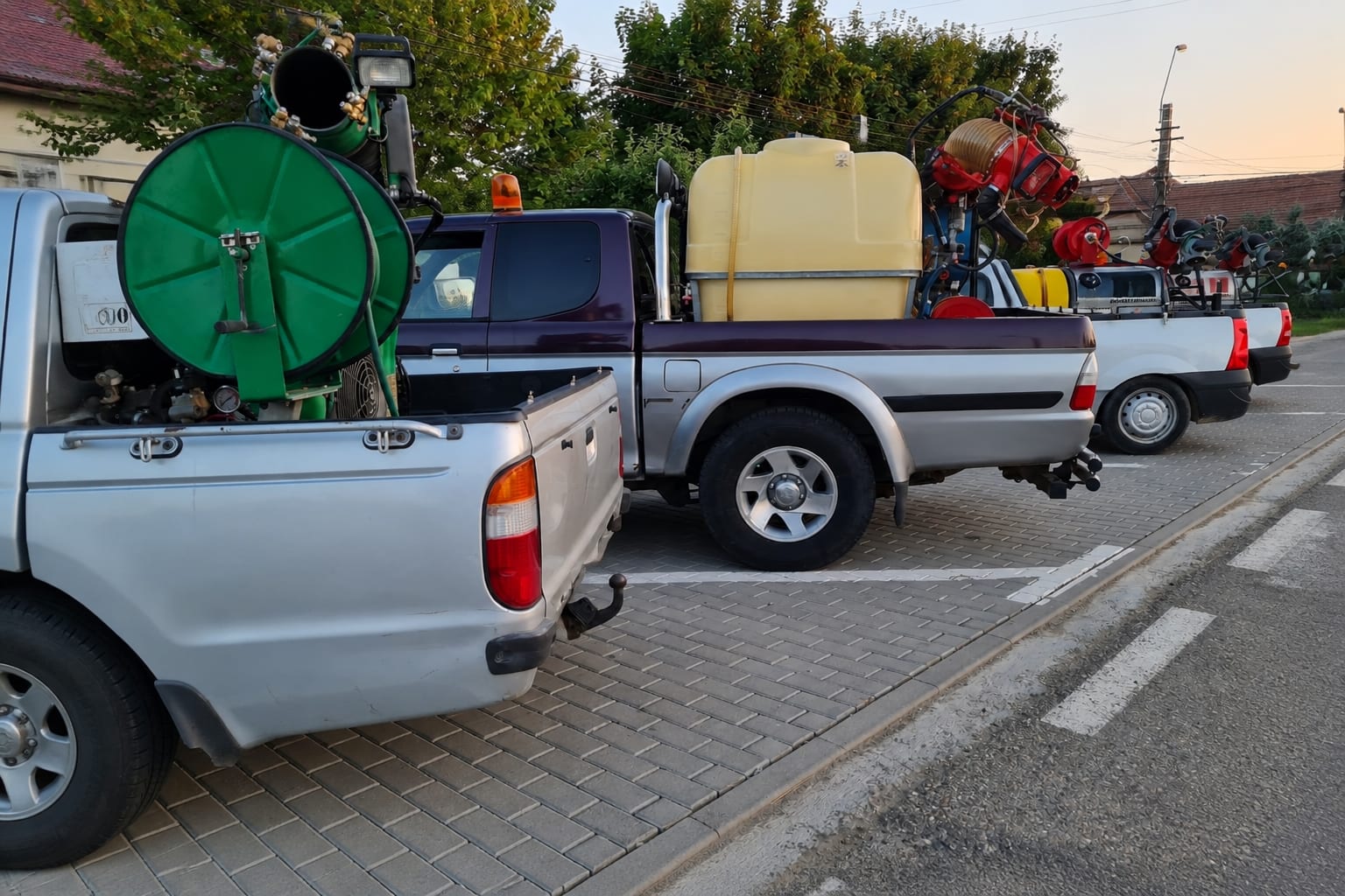 Pickup-uri echipate pentru stropiri împotriva țânțarilor