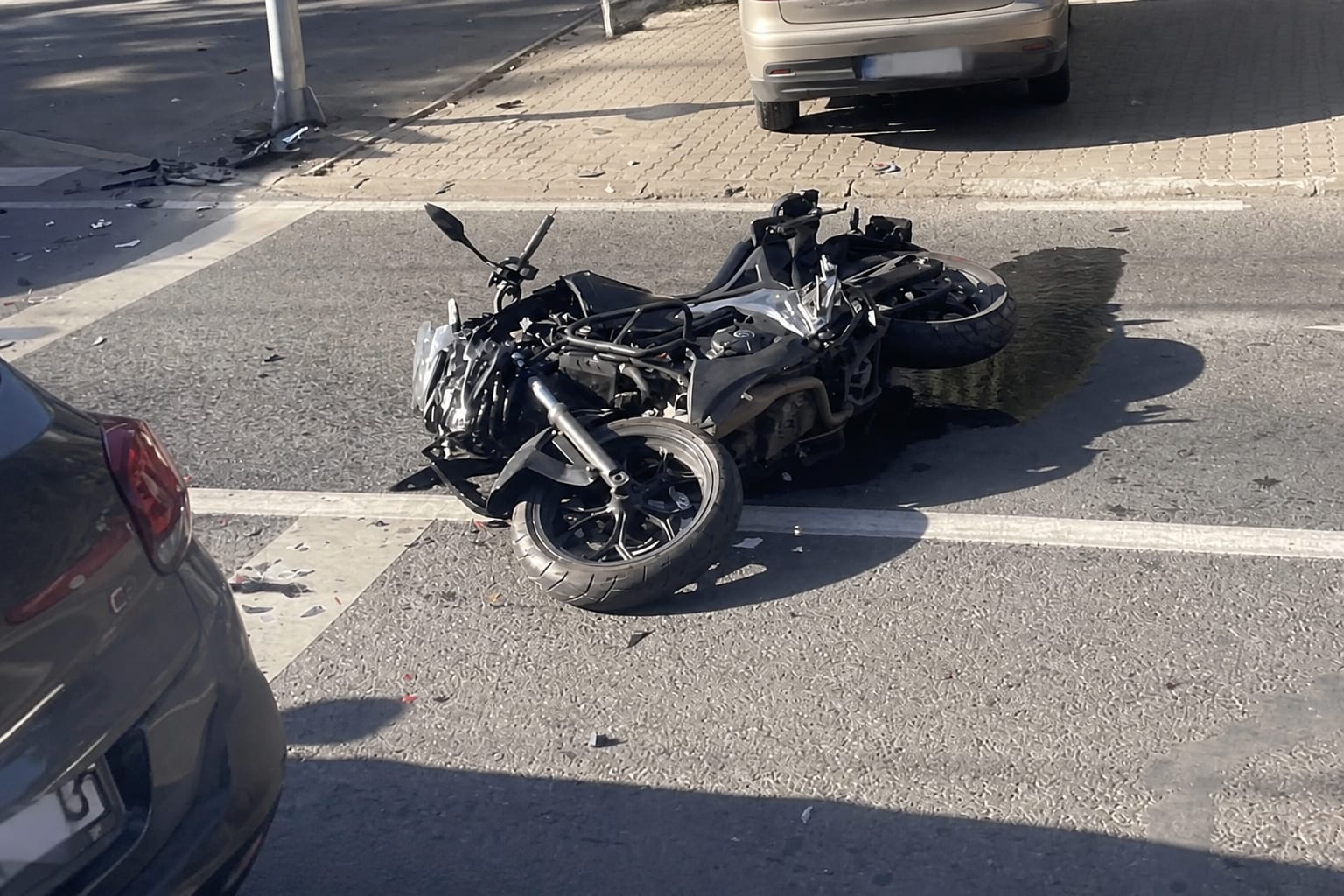 Motocicletă avariată la locul accidentului