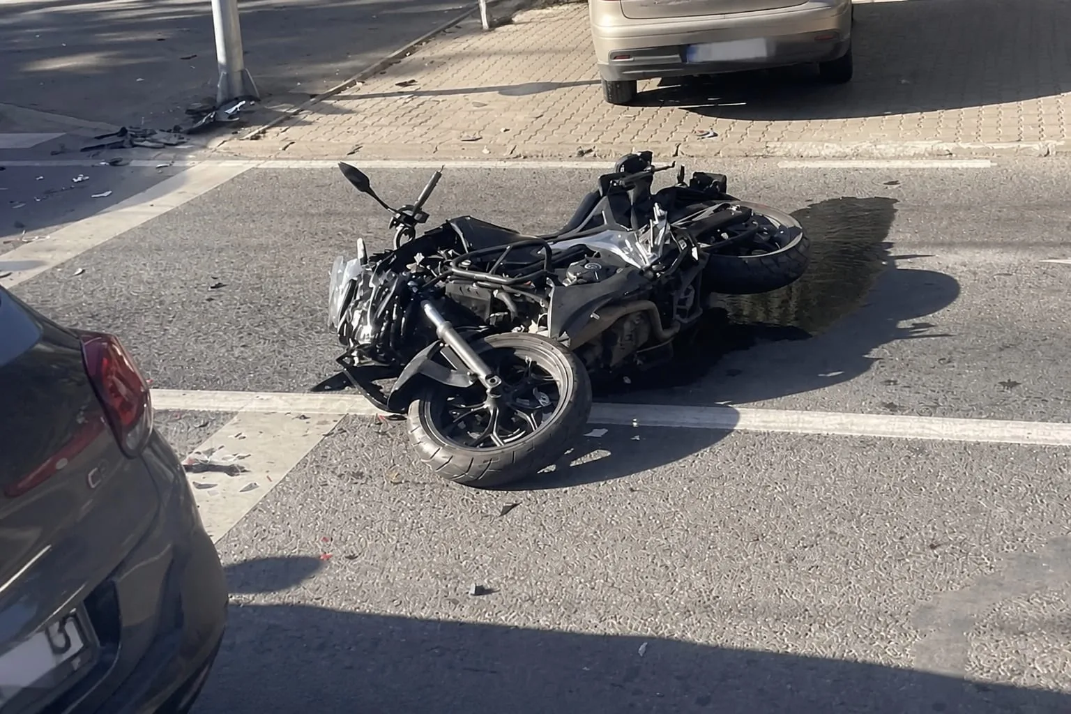 Motocicletă avariată la locul accidentului