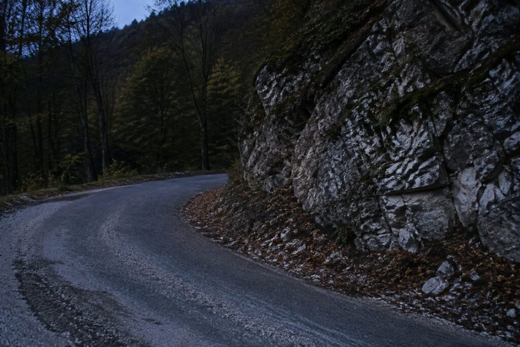 Accidentul de lângă Tomești a lăsat un mort și un rănit după răsturnarea unei mașini