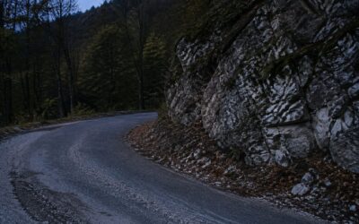 Accidentul de lângă Tomești a lăsat un mort și un rănit după răsturnarea unei mașini