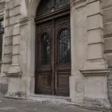 Detaliu al fațadei unei clădiri administrative din centrul municipiului Timișoara