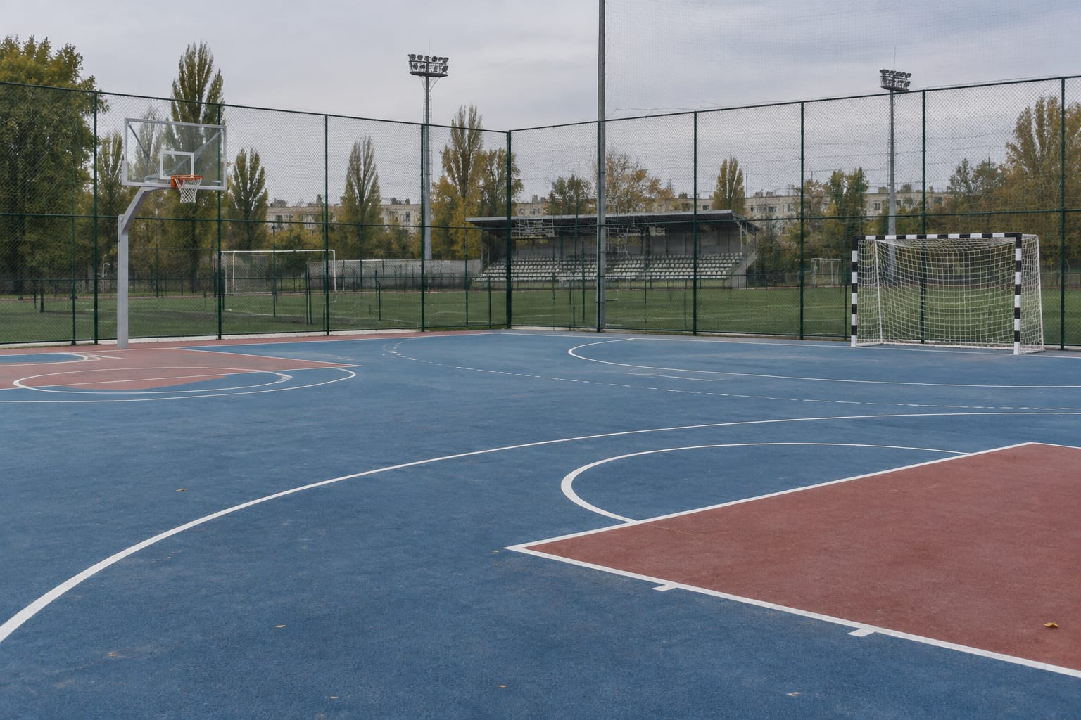 Teren de sport multifuncțional în aer liber