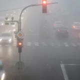 Vehicles în trafic pe ceață densă