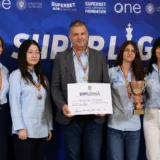 Cinci persoane cu medalii și trofeu
