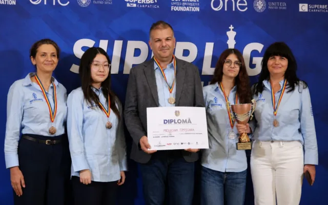 Cinci persoane cu medalii și trofeu