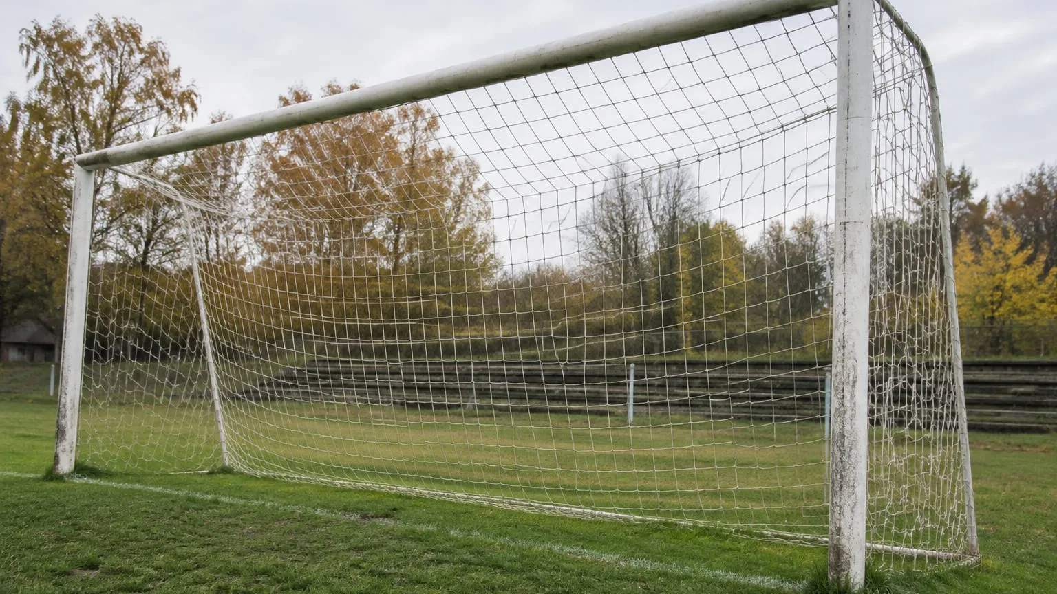 O poartă de fotbal pe un teren părăsit în timpul toamnei