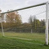 O poartă de fotbal pe un teren părăsit în timpul toamnei