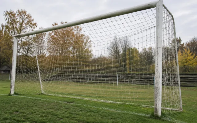 O poartă de fotbal pe un teren părăsit în timpul toamnei