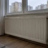 Un calorifer instalat sub fereastră într-o locuință din mediul urban