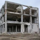 Clădire de beton abandonată