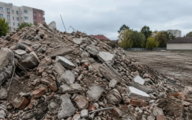 Resturi de beton și cărămizi rămase în urma demolării clădirii abandonate