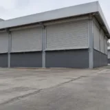 Structuri comerciale cu obloane închise în zona Pieței Aurora din Timișoara