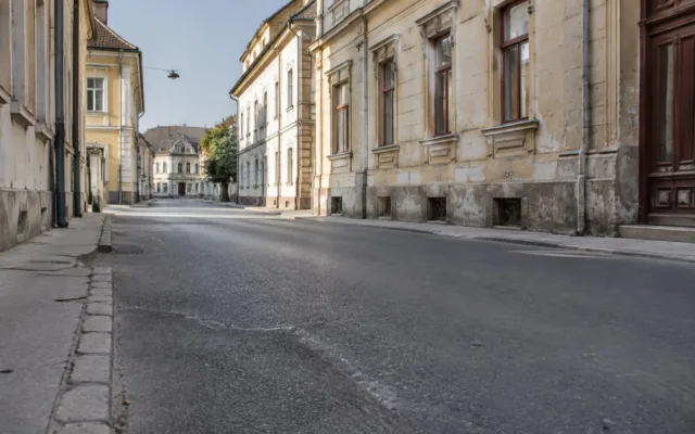 Străzi pustii în Piața Mocioni