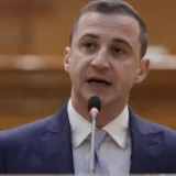 Lider politic la microfon