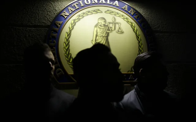 Sigla instituției anticorupție și siluete