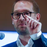 Un reprezentant al autorităților locale face declarații despre proiectul stadionului