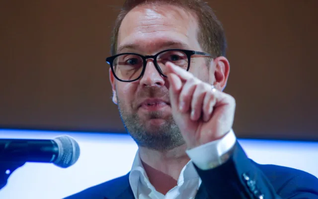 Un reprezentant al autorităților locale face declarații despre proiectul stadionului