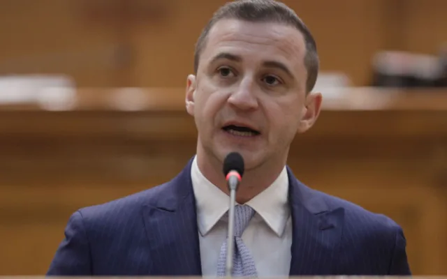Președintele consiliului județean în timpul unei declarații oficiale recente