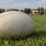 Minge de rugby pe terenul de joc înaintea unei partide oficiale