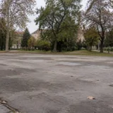 Spațiu betonat din Parcul Central unde urmează să fie amenajat skateparkul