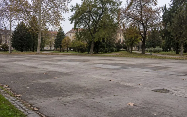 Spațiu betonat din Parcul Central unde urmează să fie amenajat skateparkul