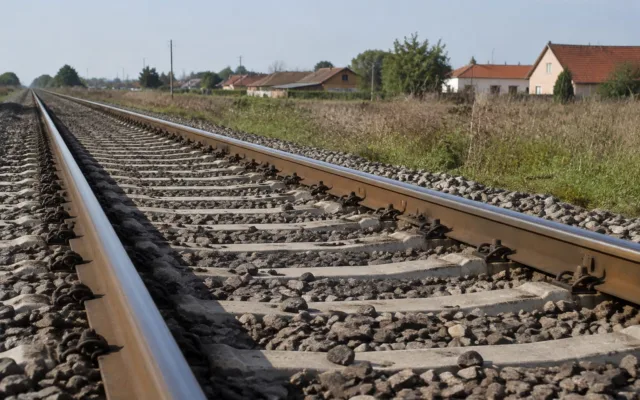 Segment de cale ferată care trece pe lângă o zonă locuită