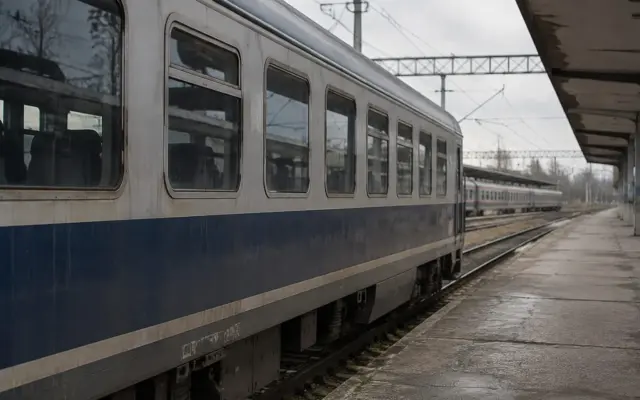 Vagoane de călători la peron