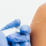 Procedură medicală de administrare a unui vaccin prin injectare intramusculară