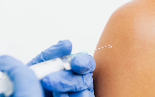 Procedură medicală de administrare a unui vaccin prin injectare intramusculară