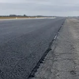 Pistă de aeroport aflată în curs de reasfaltare pentru întreținere